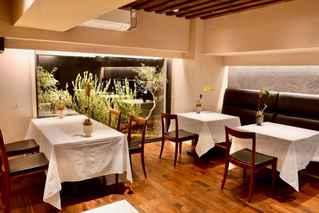 イタリアンレストラン「montalcino」様　 店舗造作ソファ製作事例