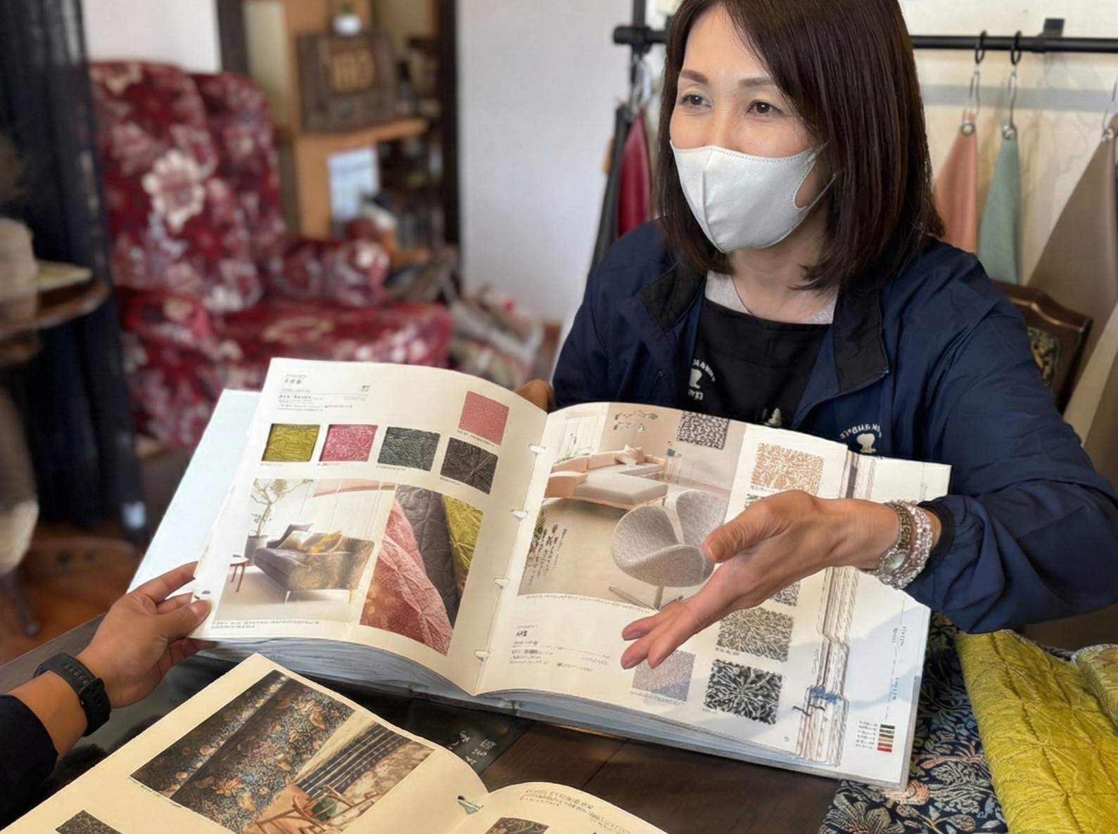 張地の見本帳を使った相談のイメージ（仮画像）